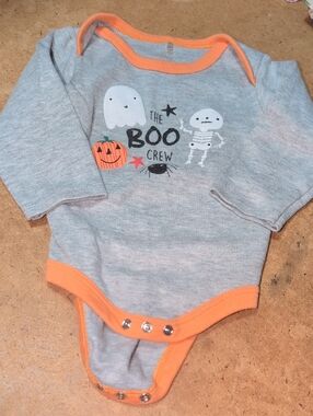 ❤️‍🔥10/$10❤️‍🔥 Baby Chick Pea Gray Halloween Long Sleeve Onesie Size 6-9M
